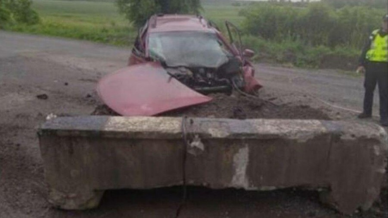На Волині водій легковика врізався в бетонний блок і розбився. ВІДЕО