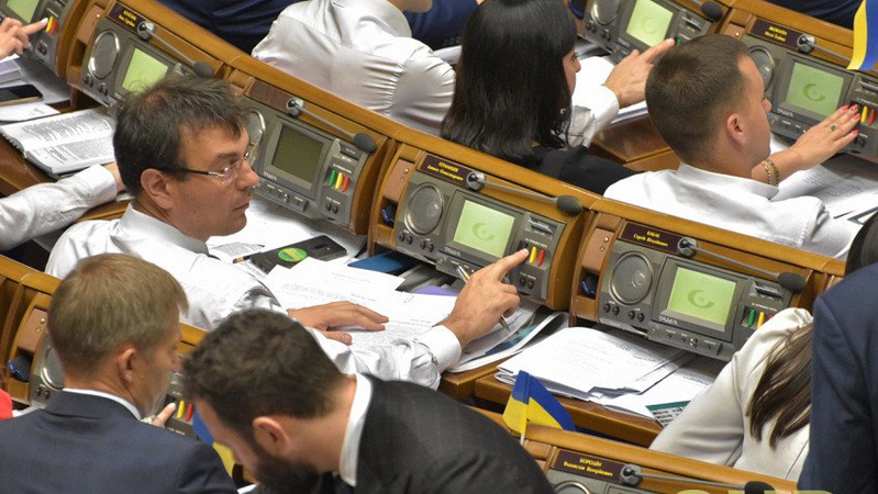 Депутати підвищили собі зарплати та встановили надбавки