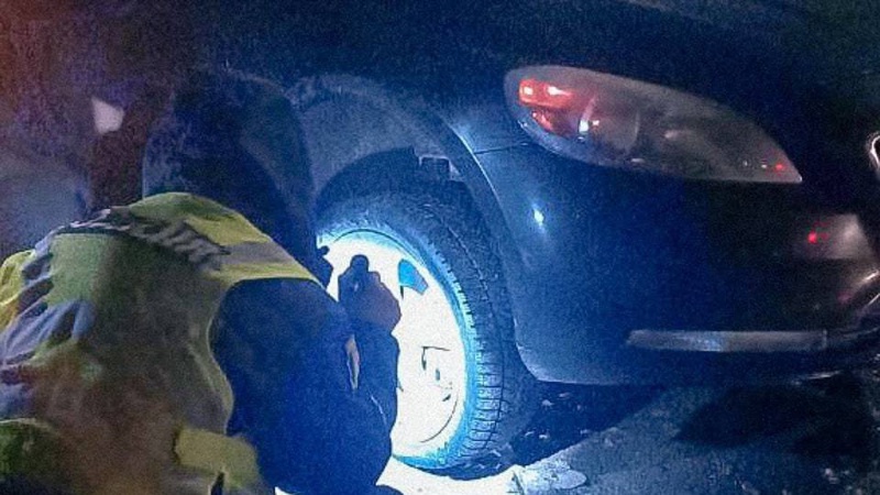 На Волині патрульні допомогли водіям замінити колеса