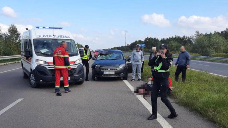 На автостраді біля Ковеля авто збило велосипедиста: постраждалий у реанімації
