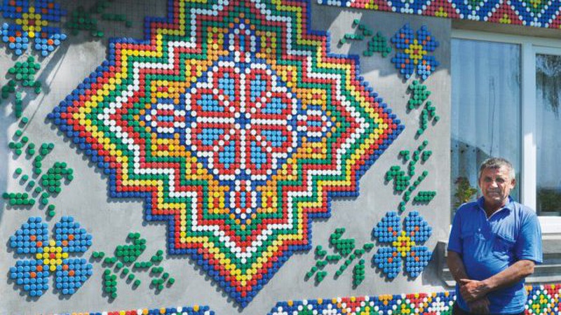 Майстер з Волині «одягає» свій будинок у вишиванку