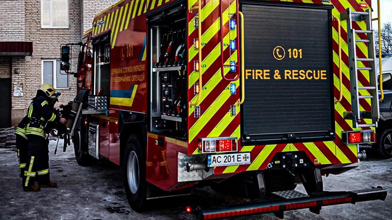 У Луцьку з задимленої квартири врятували жінку