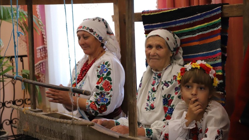 Снує і навиває основу без окулярів: 83-річна ткаля з Волині досі займається стародавнім ремеслом