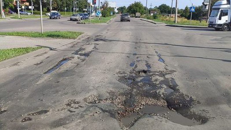 У Луцьку на магістральній трасі досі не залатали вибоїни після зими