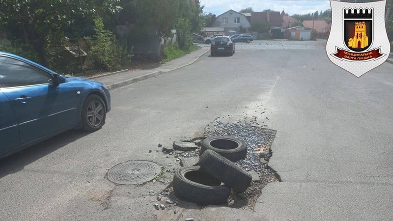 Мешканець будинку зіпсував асфальт у Старому місті Луцька (ФОТО)