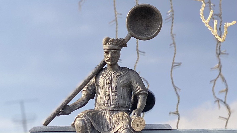 У Луцьку з’явилася нова скульптура кликуна