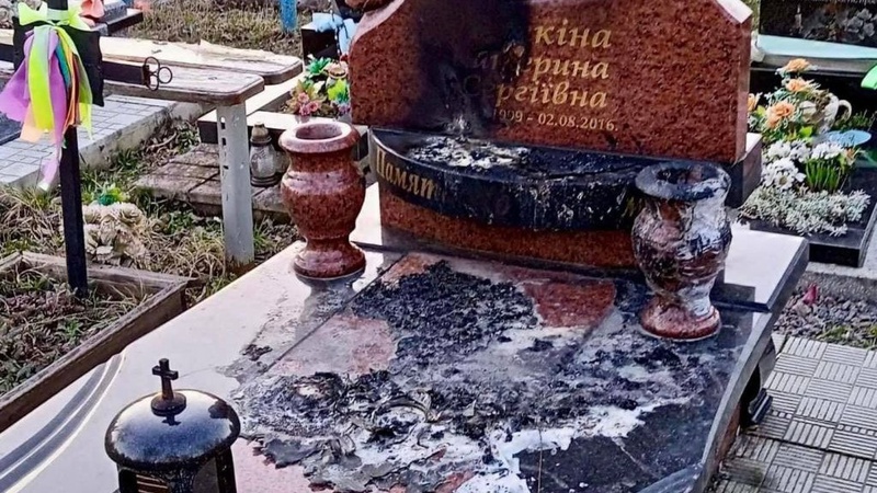 У Нововолинську підпалили пам’ятник на могилі Катерини Литкіної, яку у 2016 році вбили два брати. ФОТО