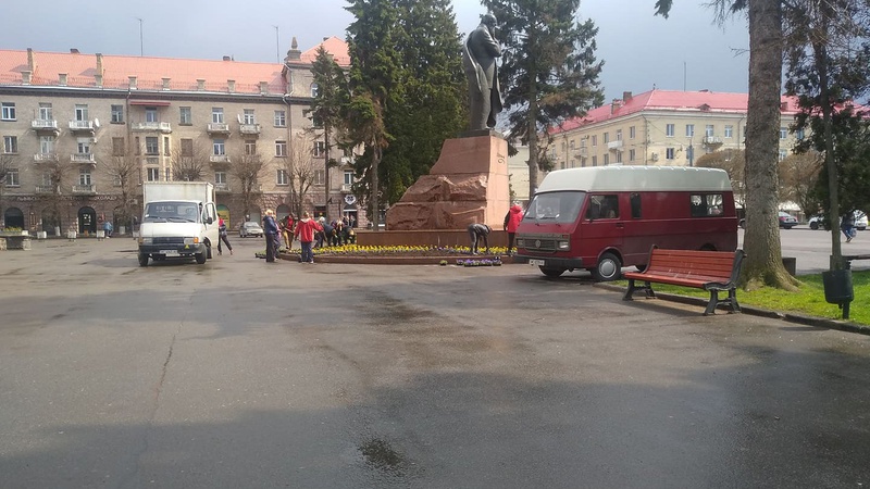 У центрі Луцька до приїзду Разумкова терміново садили квіти