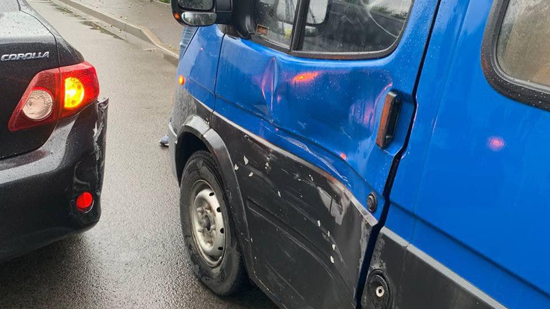 У Луцьку Toyota в’їхала у припарковане авто