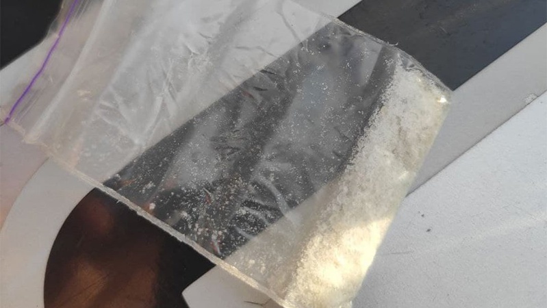 21-річний лучанин носив на голові пакет із порошком, схожим на наркотики