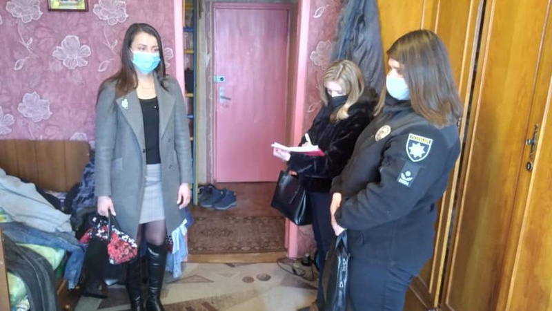 Матір трьох дітей з Волині пиячить і водить додому товаришів по чарці