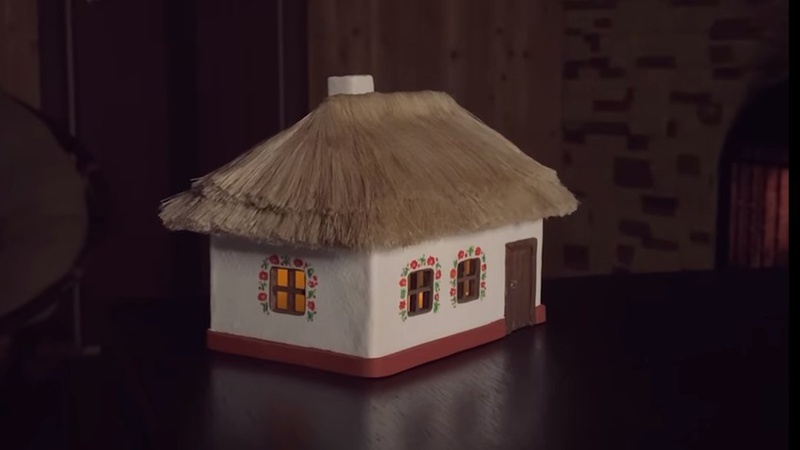 Майстриня з Києва зліпила для батька копію бабусиної хати, яка жила на Волині