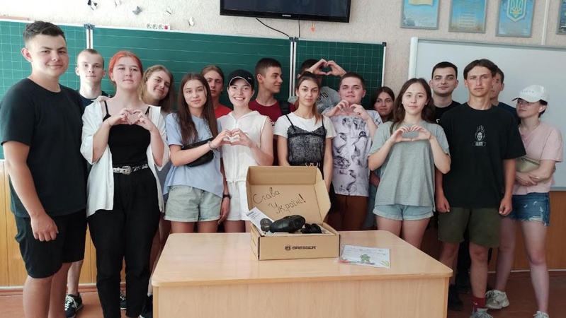 Випускники з Волині придбали для захисників пристрої нічного бачення