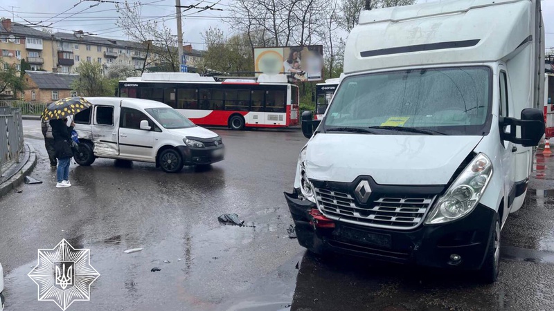 У Луцьку зіткнулися легковик та вантажівка. ФОТО