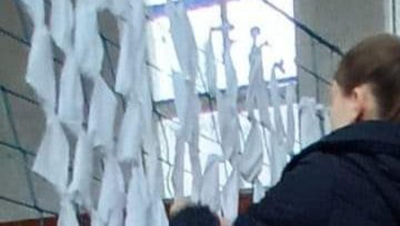 На Волині сплели маскувальну сітку з весільних суконь