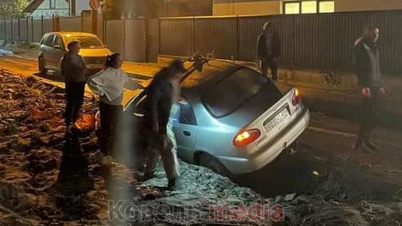 ДТП у Ковелі:  автомобіль в’їхав у яму на дорозі