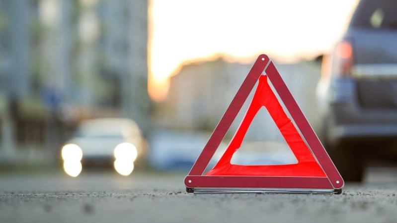 Під Луцьком «ауді» протаранила паркан і знесла електроопору