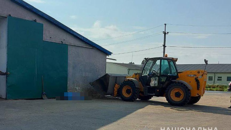 Смерть на виробництві: у Ковельському районі водій трактора притиснув жінку