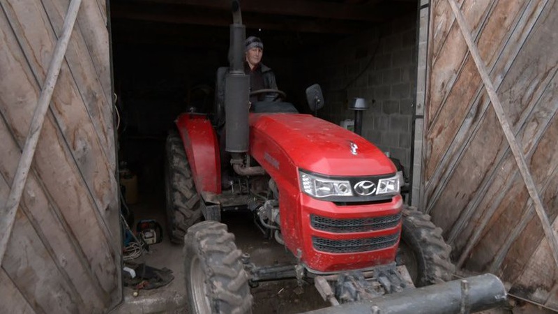 На Волині жінки вміло вправляються з тракторами, поки їхні чоловіки воюють