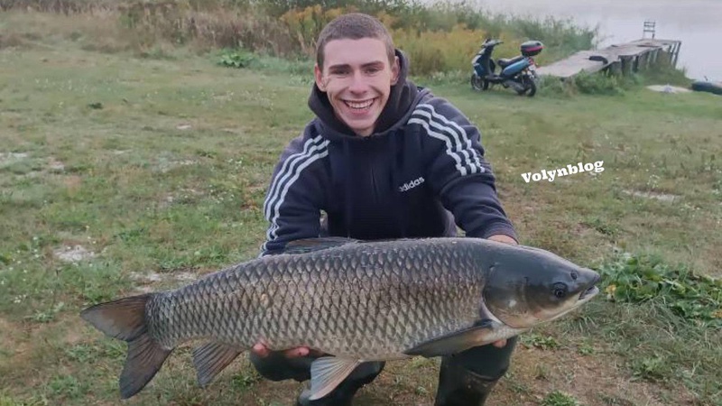 Рибалка з Волині похизувався уловом: величезними коропом та білим амуром