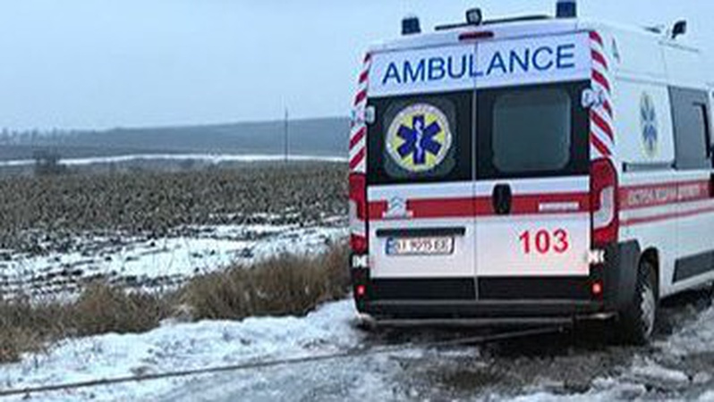 На Волині рятувальники відбуксирували «швидку», яка застрягла на дорозі