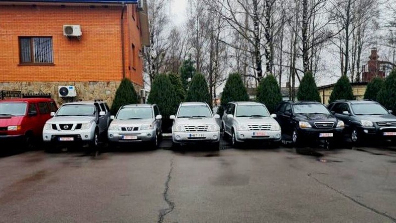 Волиняни придбали позашляховики для українських військових