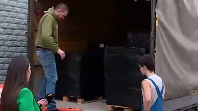 Московська церква вивозить фурами майно з Лаври