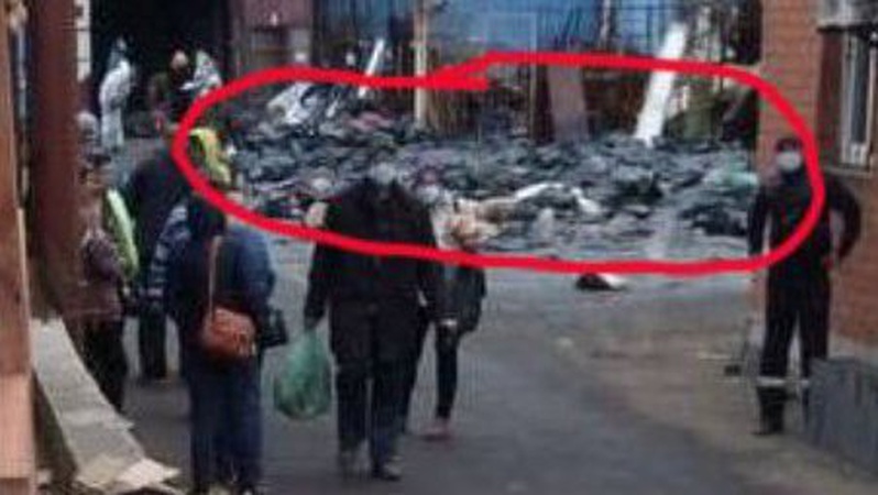 «Місто перетворилось на суцільне кладовище»: у Маріуполі посеред вулиці склали в пакетах велику кількість трупів людей