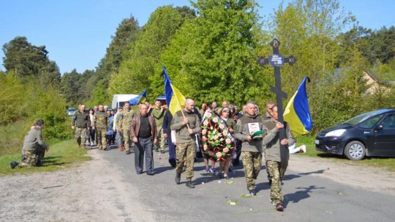 Дорога устелена квітами: на Волині зустріли загиблого Героя Олександра Жипу