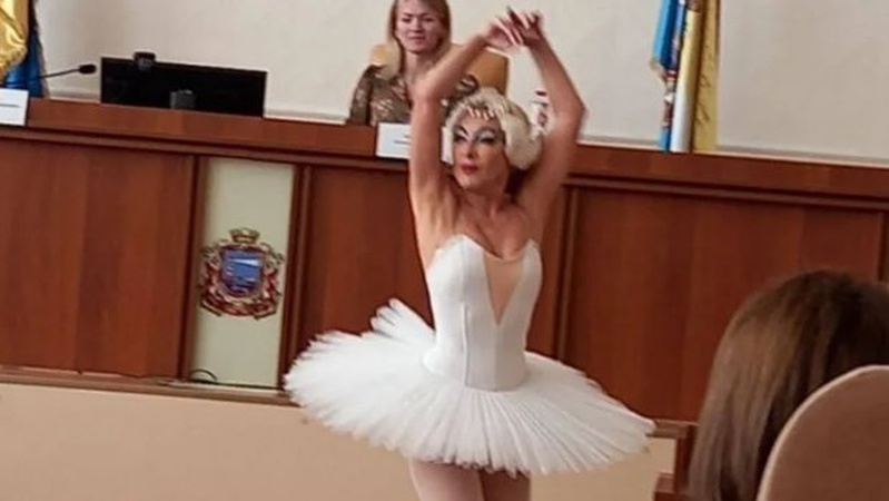 На нараді міськради станцювала чиновниця у костюми балерини. ВІДЕО