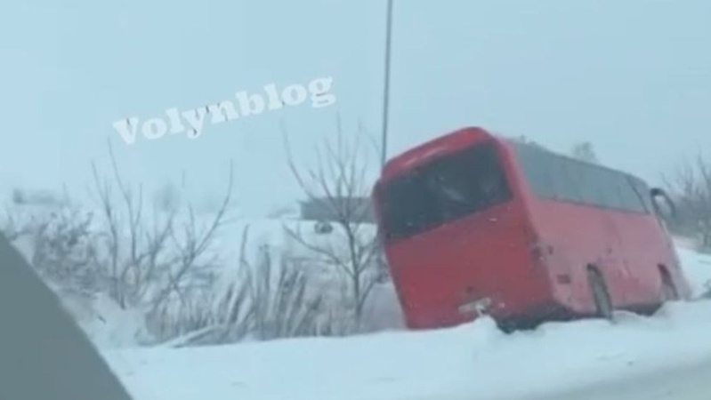 На Волині рейсовий автобус з‘їхав у кювет