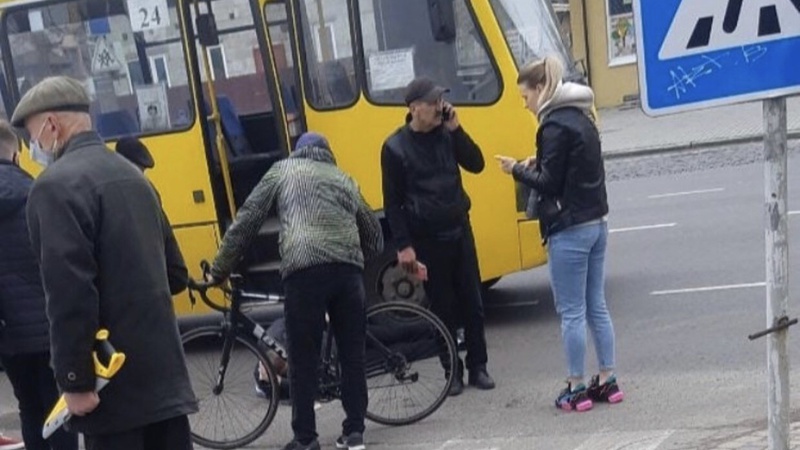 ДТП у Луцьку: водій маршрутки збив людину