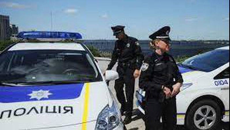 У Луцьку патрульні відвезли додому 6-річного хлопчика, який пізно ввечері перебував у торговому центрі. ВІДЕО