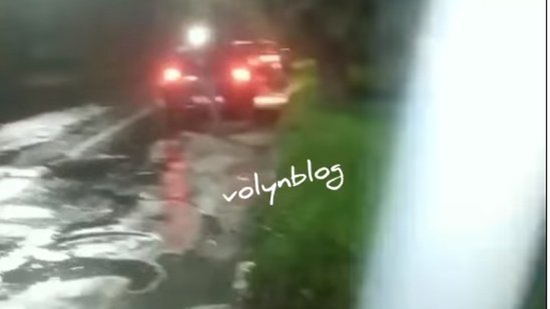 У Луцьку на Ківерцівській через дощ 5 авто вскочили у глибоку вибоїну. ВІДЕО