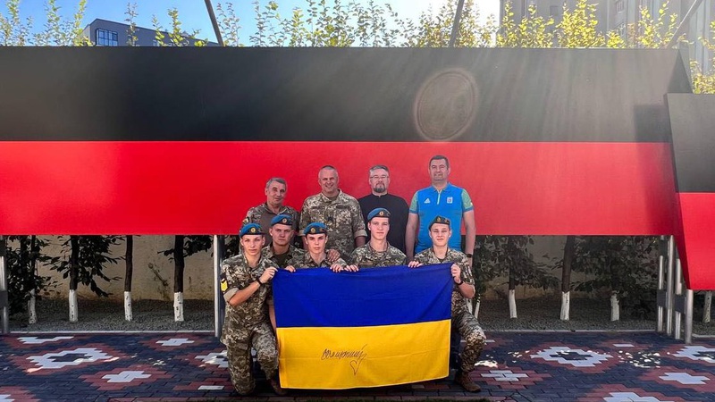 Волинський військовий ліцей отримав прапор України з підписом Залужного