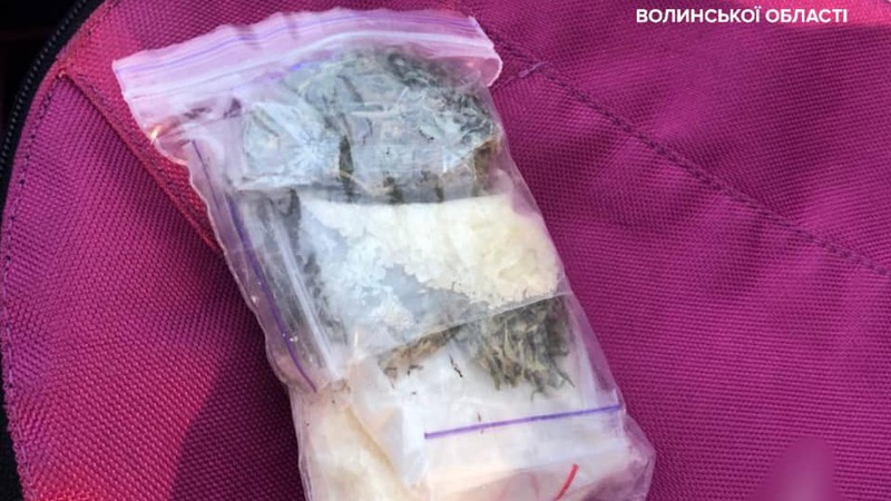 У Луцьку під час комендантської години у 41-річного водія вилучили наркотики