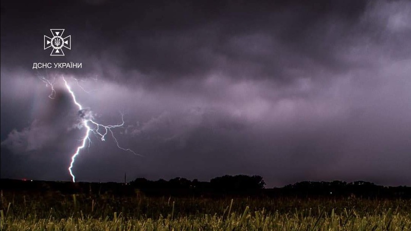 I рівень небезпеки: волинян попереджають про шквальний вітер та грозу