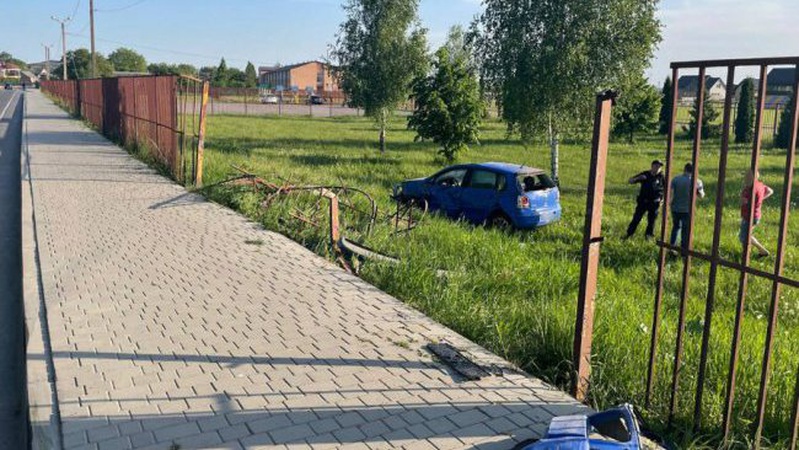 Авто злетіло в кювет і перекинулося: у Луцькому районі 27-річна водійка постраждала в ДТП. ФОТО