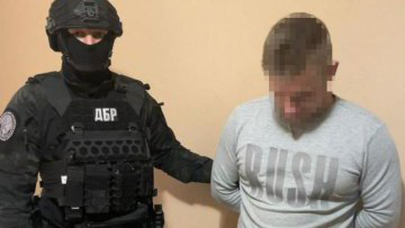 Брав з дівчат по 300 доларів за місяць: деталі затримання хабарника-поліцейського у Луцьку