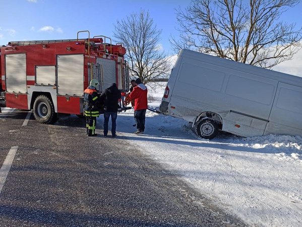 Поблизу села на Волині у кювет злетів бус. ВІДЕО