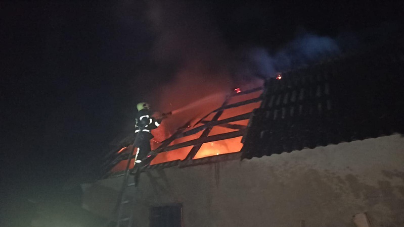 На Волині горіли дві господарські споруди