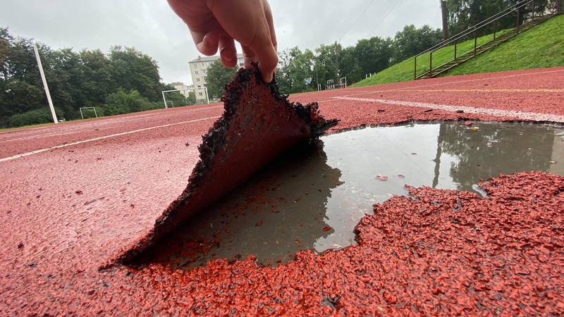 Фірма-підрядник обіцяє за власний кошт замінити неякісне покриття баскетбольного майданчика у Володимирі