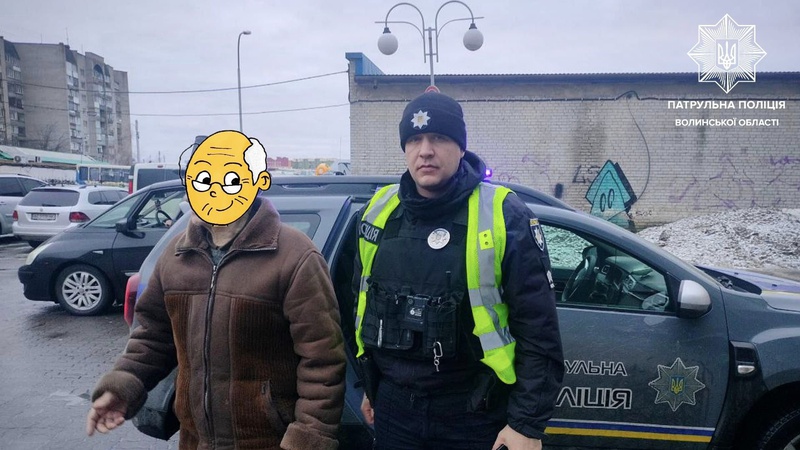 У Луцьку патрульні повернули додому дідуся, який заблукав у місті