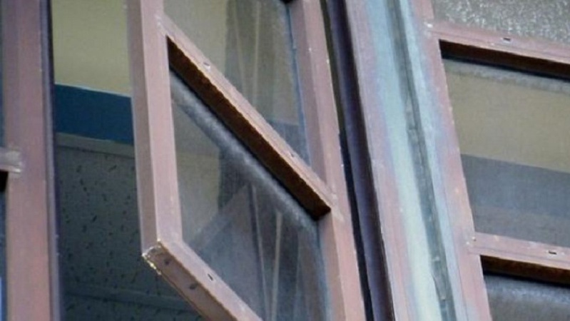 У Луцьку з вікна багатоповерхівки випав чоловік