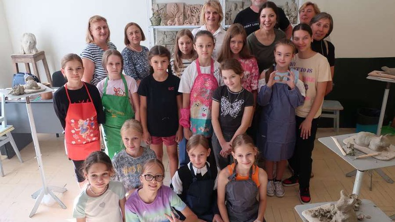 Роботи юних луцьких художників продадуть у США, виручка піде на ЗСУ. ФОТО