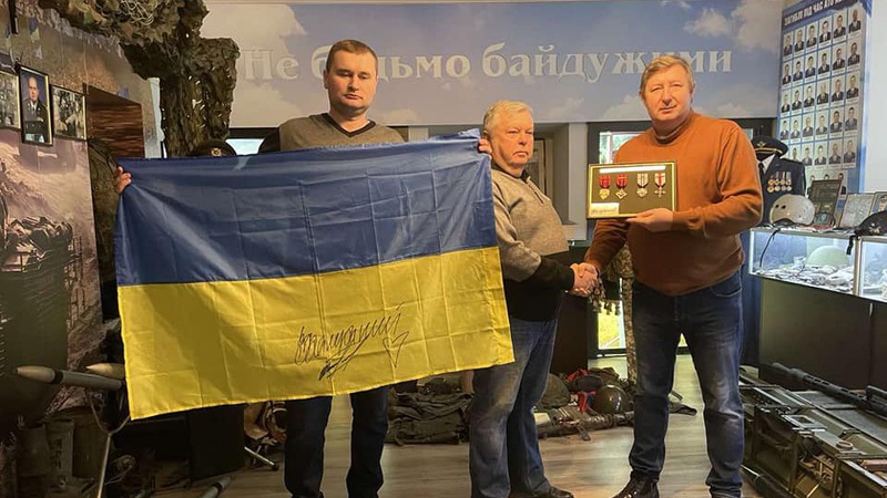 У музеї на Волині з’явився прапор із підписом Залужного та комплект відзнак