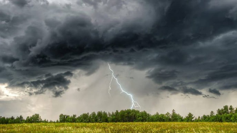 Синоптики попереджають про сильні дощі і град