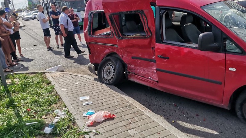 Зіткнення легковиків у Луцьку: постраждала 9-річна дитина. ФОТО