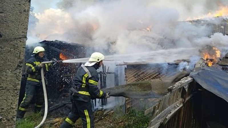 На Волині через дитячі пустощі згоріли будівля та сіно