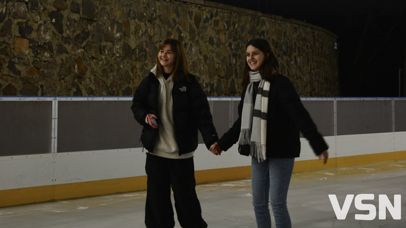 У Луцьку запрацювала ковзанка просто неба: графік роботи